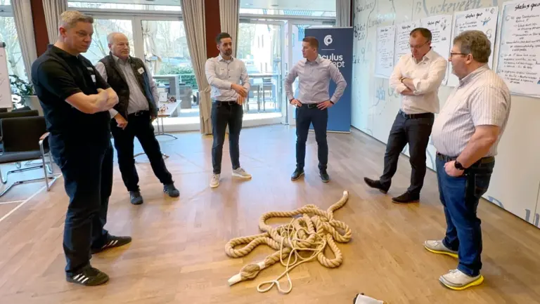 Basislager-Workshop von Oculus Concept: Teilnehmende reflektieren im Kreis mit Seil als systemische Aufstellung