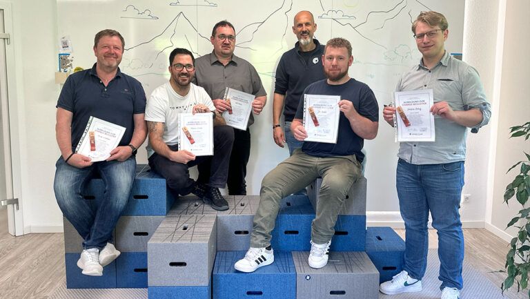 Frisch ausgebildete Change-Begleiter präsentieren ihre Zertifikate der Bergführer-Ausbildung von Oculus Concept